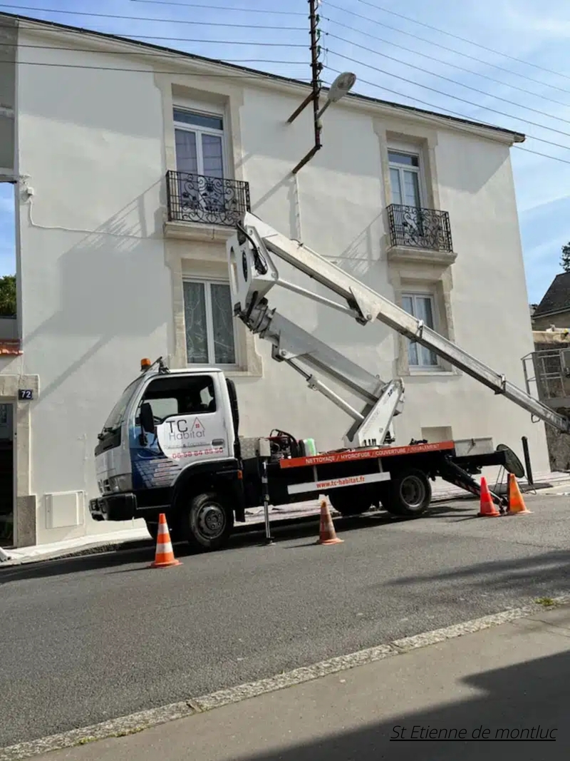 Nacelle pour un ravalement de façade à Saint-Etienne-de-Montluc
