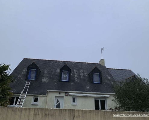 Maison possédant un toit en mauvais état à Grandchamps-des-Fontaines
