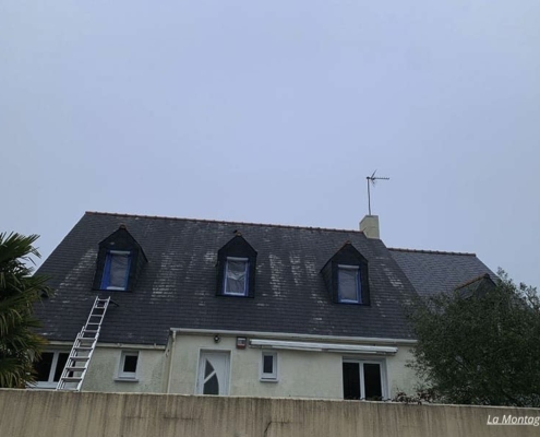 Maison possédant un toit en mauvais état à La Montagne