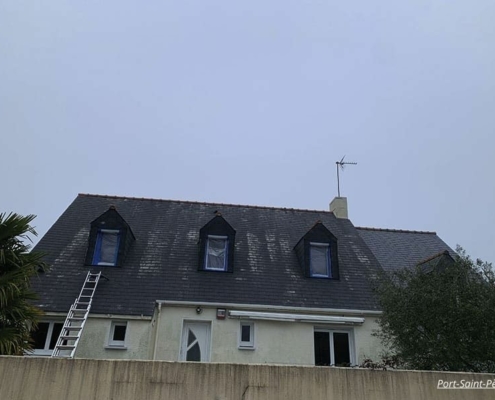 Maison possédant un toit en mauvais état à Port-Saint-Père