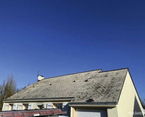 Maison avec un toit abîmé et couvert de lichen